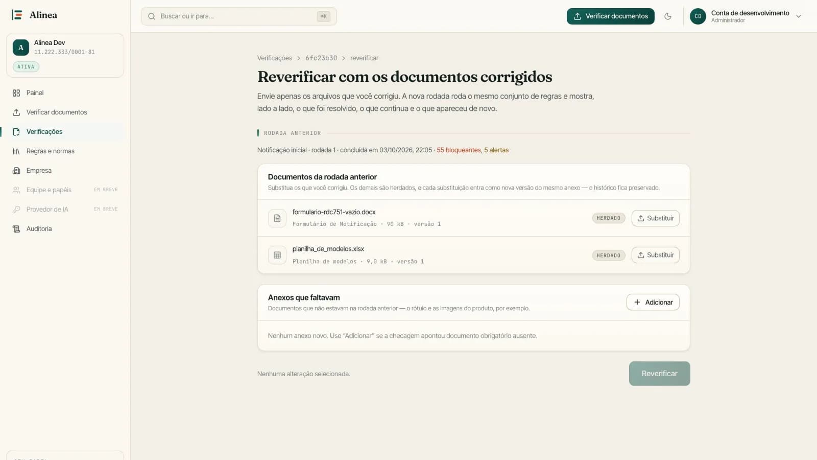 Tela de reverificação do Alinea, com os documentos da rodada anterior marcados como herdados, cada um com um botão de substituir, e o botão Reverificar desabilitado enquanto nada foi trocado.